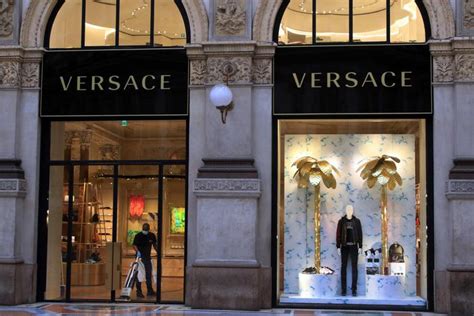 agenzia che gestisce assunzioni per versace|versace shop.